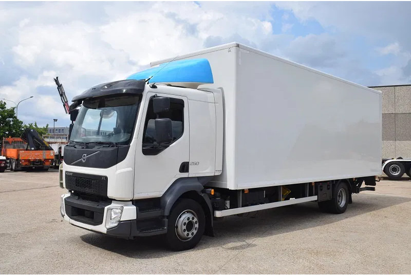Volvo FL 250 - Dobozos felépítményű teherautó: 1 kép. Volvo FL 250 - Dobozos felépítményű teherautó: 1 kép.