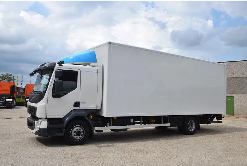 Volvo FL 250 - Dobozos felépítményű teherautó: 3 kép. Volvo FL 250 - Dobozos felépítményű teherautó: 3 kép.