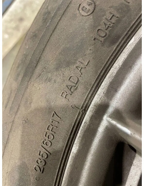 Continental Continental banden met velgen 235/65 R17 - Gumiabroncsok és felnik - Autó: 4 kép. Continental Continental banden met velgen 235/65 R17 - Gumiabroncsok és felnik - Autó: 4 kép.