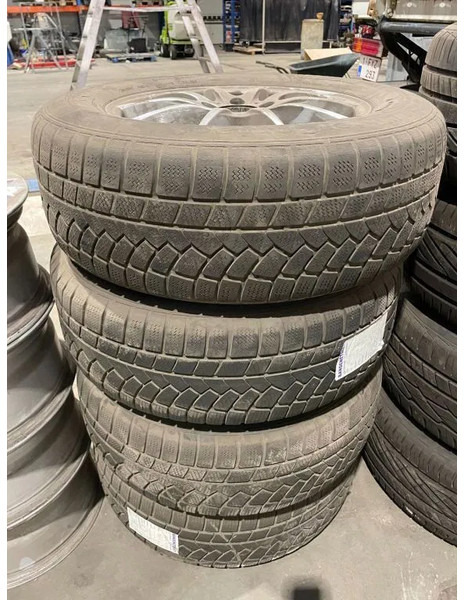 Continental Continental banden met velgen 235/65 R17 - Gumiabroncsok és felnik - Autó: 1 kép. Continental Continental banden met velgen 235/65 R17 - Gumiabroncsok és felnik - Autó: 1 kép.