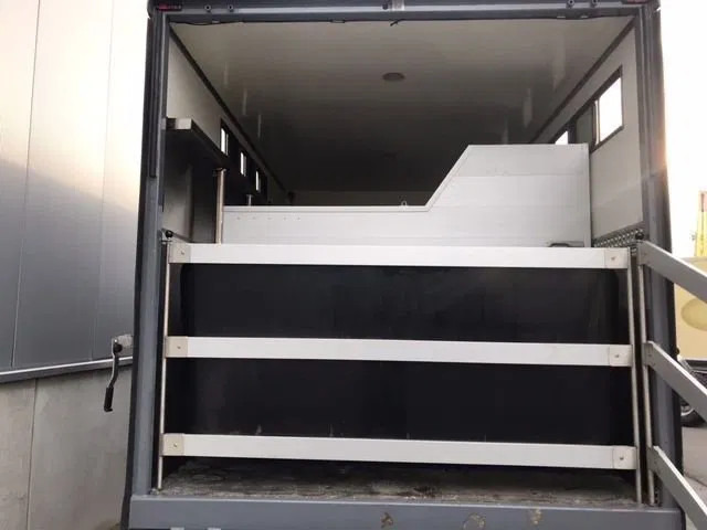 Mercedes-Benz Atego 1018 *Cruise control*Airco*Achteruitrijcamera*elektrische ruiten - Lószállító kamion: 4 kép. Mercedes-Benz Atego 1018 *Cruise control*Airco*Achteruitrijcamera*elektrische ruiten - Lószállító kamion: 4 kép.