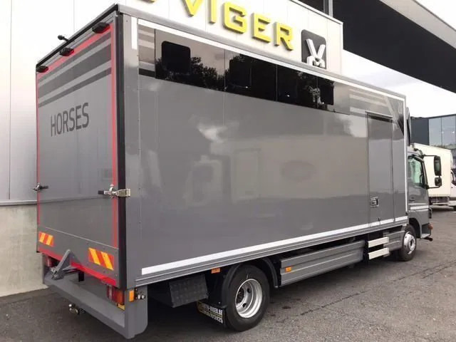 Mercedes-Benz Atego 1018 *Cruise control*Airco*Achteruitrijcamera*elektrische ruiten - Lószállító kamion: 2 kép. Mercedes-Benz Atego 1018 *Cruise control*Airco*Achteruitrijcamera*elektrische ruiten - Lószállító kamion: 2 kép.