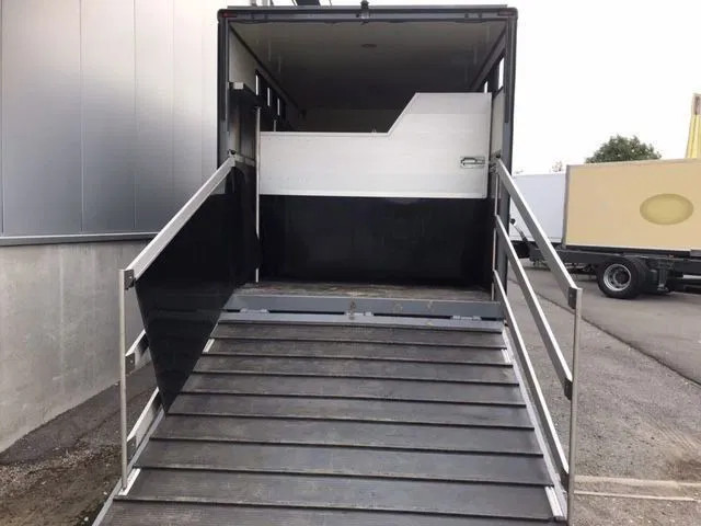 Mercedes-Benz Atego 1018 *Cruise control*Airco*Achteruitrijcamera*elektrische ruiten - Lószállító kamion: 3 kép. Mercedes-Benz Atego 1018 *Cruise control*Airco*Achteruitrijcamera*elektrische ruiten - Lószállító kamion: 3 kép.