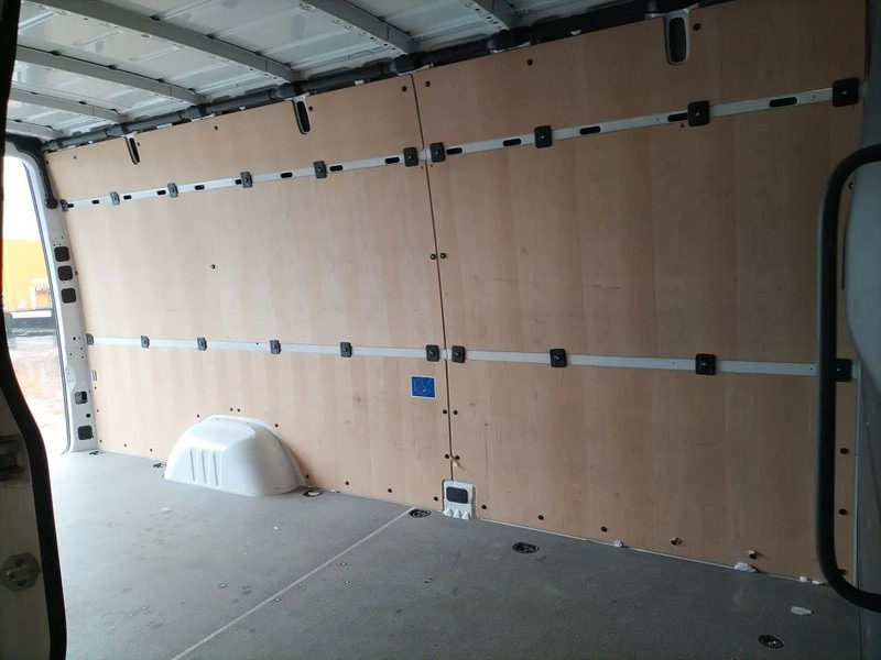 Mercedes-Benz Binnenbekleding L2H2 Sprinter - Fülke és belső tér - Kisteherautó: 5 kép. Mercedes-Benz Binnenbekleding L2H2 Sprinter - Fülke és belső tér - Kisteherautó: 5 kép.