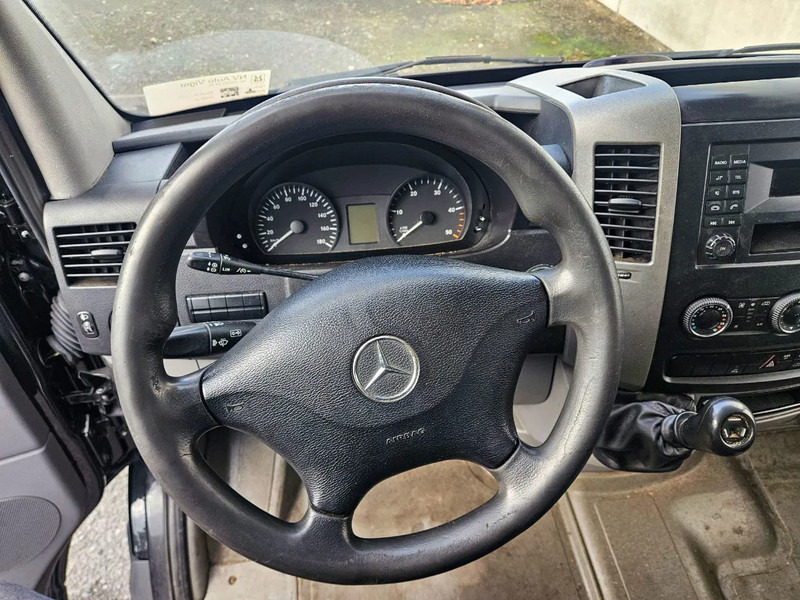 Mercedes-Benz Sprinter 313 - Hűtős kisteherautó: 4 kép. Mercedes-Benz Sprinter 313 - Hűtős kisteherautó: 4 kép.