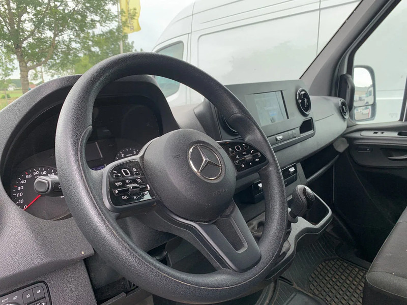 Mercedes-Benz Sprinter 317 CDI*L2H2*360°CAMERA*TEMPOMAT*NAVIGATIE*STOELVERWARMING* - Furgon: 4 kép. Mercedes-Benz Sprinter 317 CDI*L2H2*360°CAMERA*TEMPOMAT*NAVIGATIE*STOELVERWARMING* - Furgon: 4 kép.