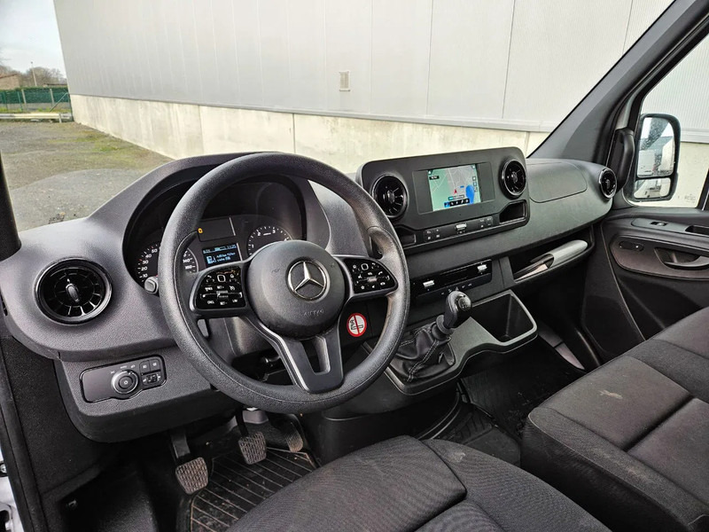 Mercedes-Benz Sprinter 317 L2H2*Achteruitrijcamera*360°camera*Zetelverwarming* - Furgon: 4 kép. Mercedes-Benz Sprinter 317 L2H2*Achteruitrijcamera*360°camera*Zetelverwarming* - Furgon: 4 kép.