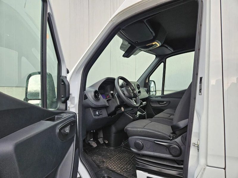 Mercedes-Benz Sprinter 317 L2H2*Achteruitrijcamera*360°camera*Zetelverwarming* - Furgon: 3 kép. Mercedes-Benz Sprinter 317 L2H2*Achteruitrijcamera*360°camera*Zetelverwarming* - Furgon: 3 kép.