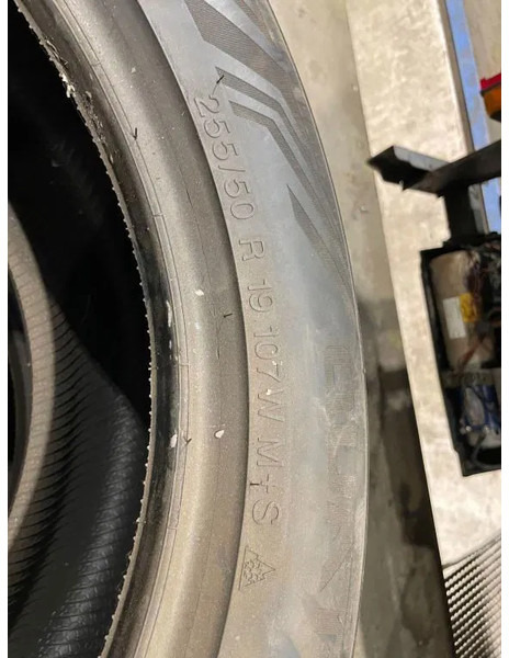Vredestein Vredestein banden maat 255/50 R19 107 W M+S - Gumiabroncs - Autó: 3 kép. Vredestein Vredestein banden maat 255/50 R19 107 W M+S - Gumiabroncs - Autó: 3 kép.
