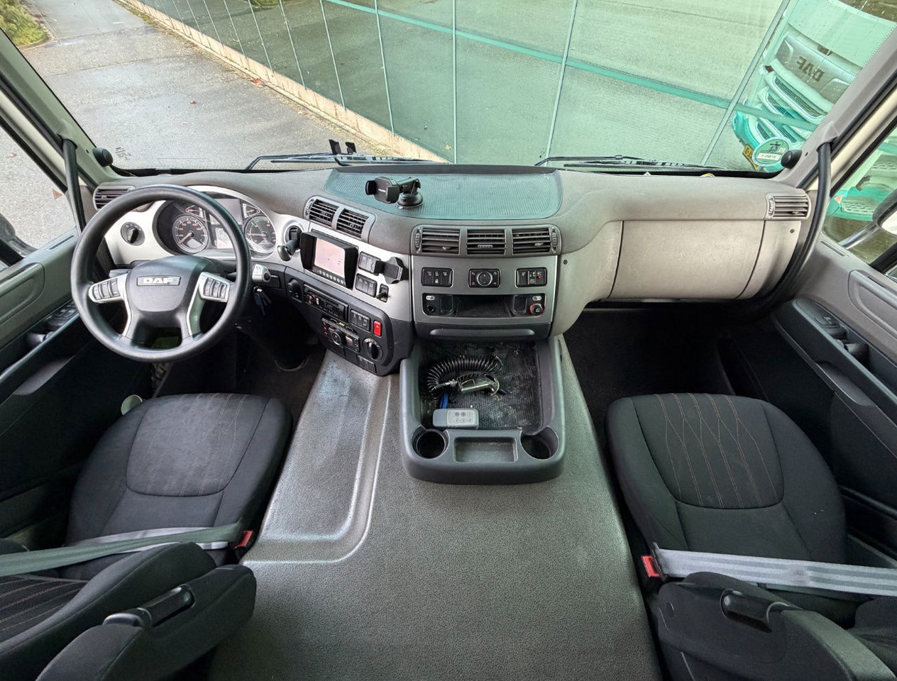 Hűtős teherautó DAF CF 450 SC Heiwo Isolated BOX 875 x 250 x 275 INS. Carrier Cooling 340.000 KM Tail Lift Super Condition NEW APK - TUV: 9 kép.