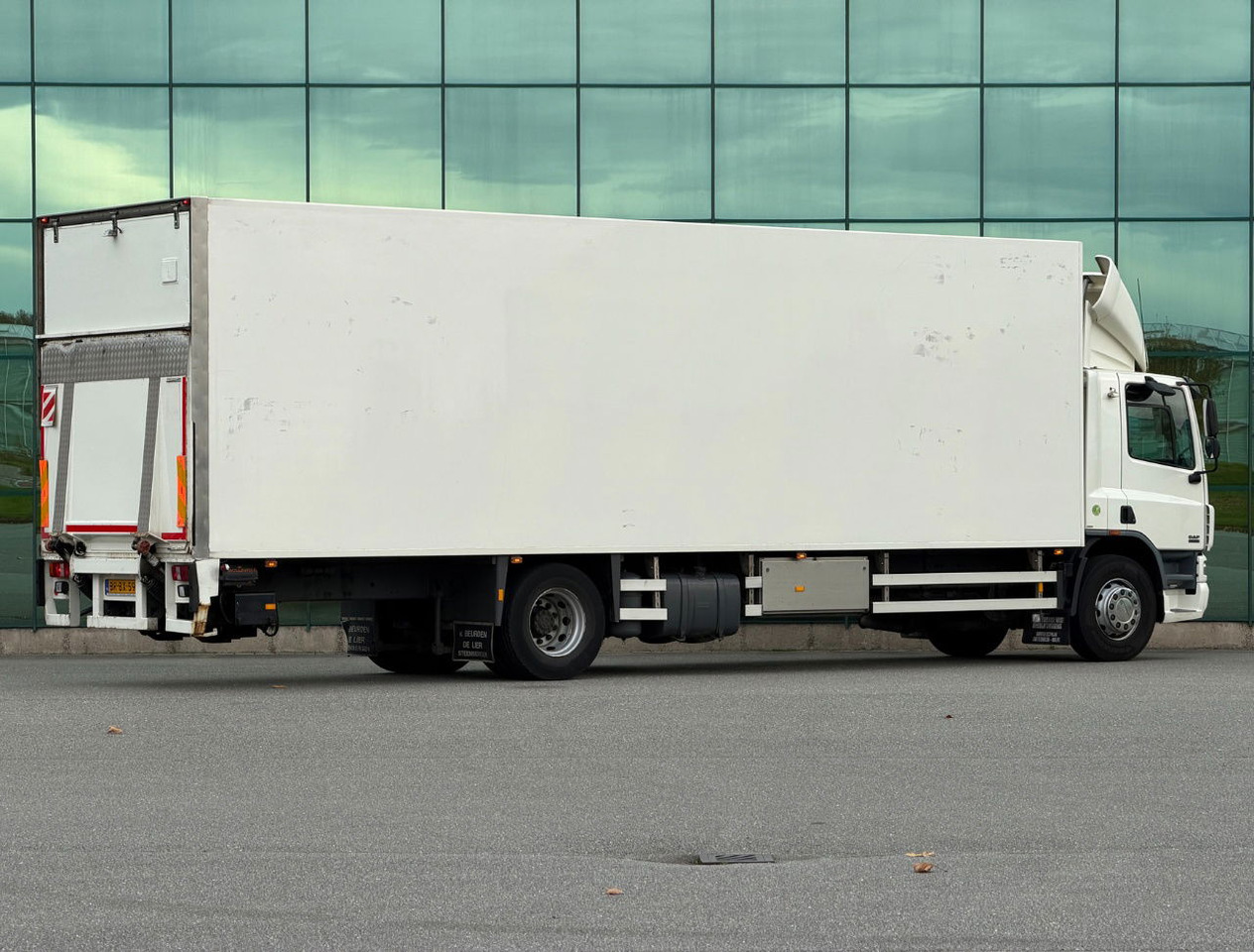 DAF CF 75.250 Euro 3 Manual Gearbox VAN Beurden Isolated BOX Tail Lift Super Condition NL-Truck - Dobozos felépítményű teherautó: 4 kép. DAF CF 75.250 Euro 3 Manual Gearbox VAN Beurden Isolated BOX Tail Lift Super Condition NL-Truck - Dobozos felépítményű teherautó: 4 kép.