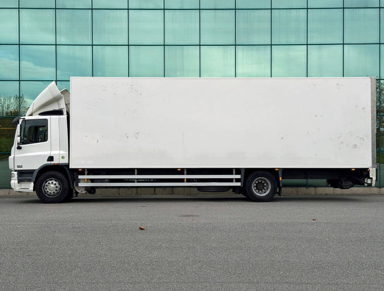 DAF CF 75.250 Euro 3 Manual Gearbox VAN Beurden Isolated BOX Tail Lift Super Condition NL-Truck - Dobozos felépítményű teherautó: 2 kép. DAF CF 75.250 Euro 3 Manual Gearbox VAN Beurden Isolated BOX Tail Lift Super Condition NL-Truck - Dobozos felépítményű teherautó: 2 kép.