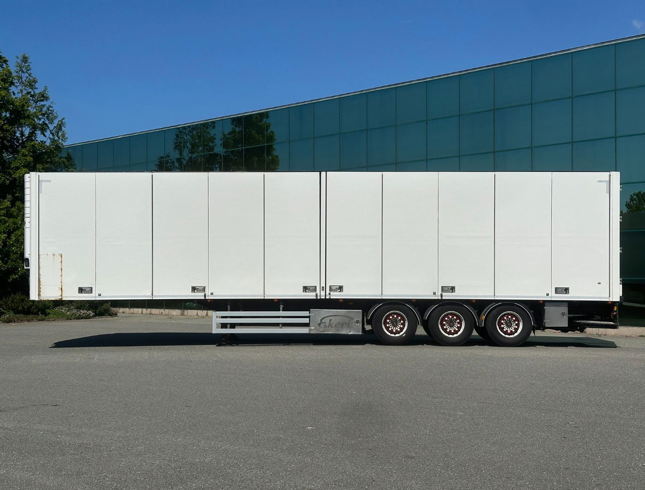 Ekeri 3-AS Multi Temp 1335 x 250 x 271 CM Inside Tail Lift - Félpótkocsi hűtős: 2 kép. Ekeri 3-AS Multi Temp 1335 x 250 x 271 CM Inside Tail Lift - Félpótkocsi hűtős: 2 kép.