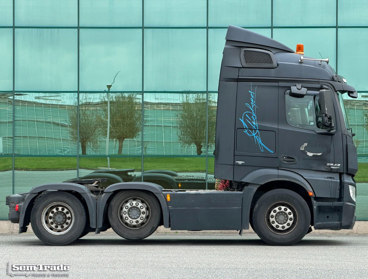 Mercedes-Benz Actros 2542 Euro 6 Full Spoiler 886.000 KM Holland-Truck - Nyergesvontató: 5 kép. Mercedes-Benz Actros 2542 Euro 6 Full Spoiler 886.000 KM Holland-Truck - Nyergesvontató: 5 kép.