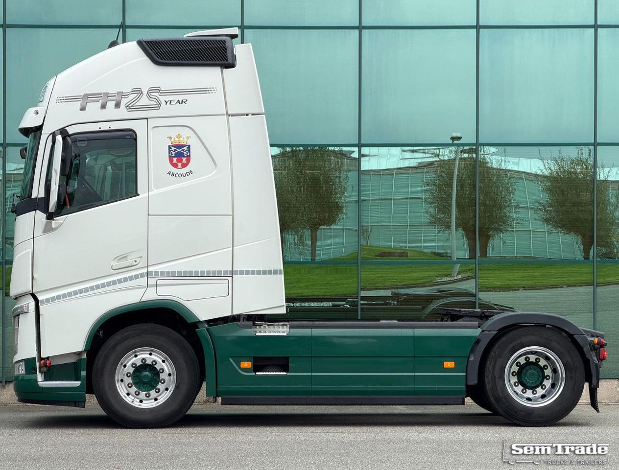 Volvo FH 13.460 I-Park Cool 25 Years Edition 2X Tanks NEW Clutch NEW Brakes Super Condition - Nyergesvontató: 2 kép. Volvo FH 13.460 I-Park Cool 25 Years Edition 2X Tanks NEW Clutch NEW Brakes Super Condition - Nyergesvontató: 2 kép.