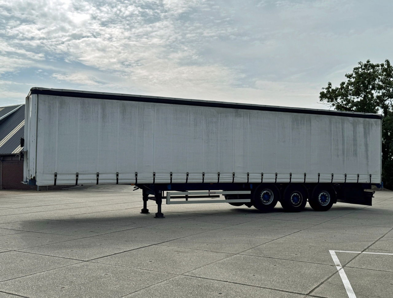 Renders 3 Axle Disc Brakes Lift Axle Nice Chassis Wooden Floor Sliding Roof - Ponyvás félpótkocsi: 2 kép. Renders 3 Axle Disc Brakes Lift Axle Nice Chassis Wooden Floor Sliding Roof - Ponyvás félpótkocsi: 2 kép.