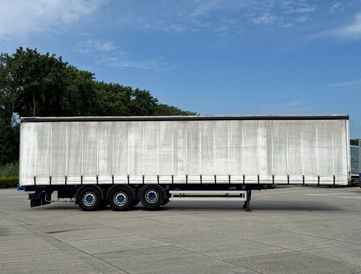 Ponyvás félpótkocsi Renders 3 Axle Disc Brakes Lift Axle Nice Chassis Wooden Floor Sliding Roof: 6 kép.