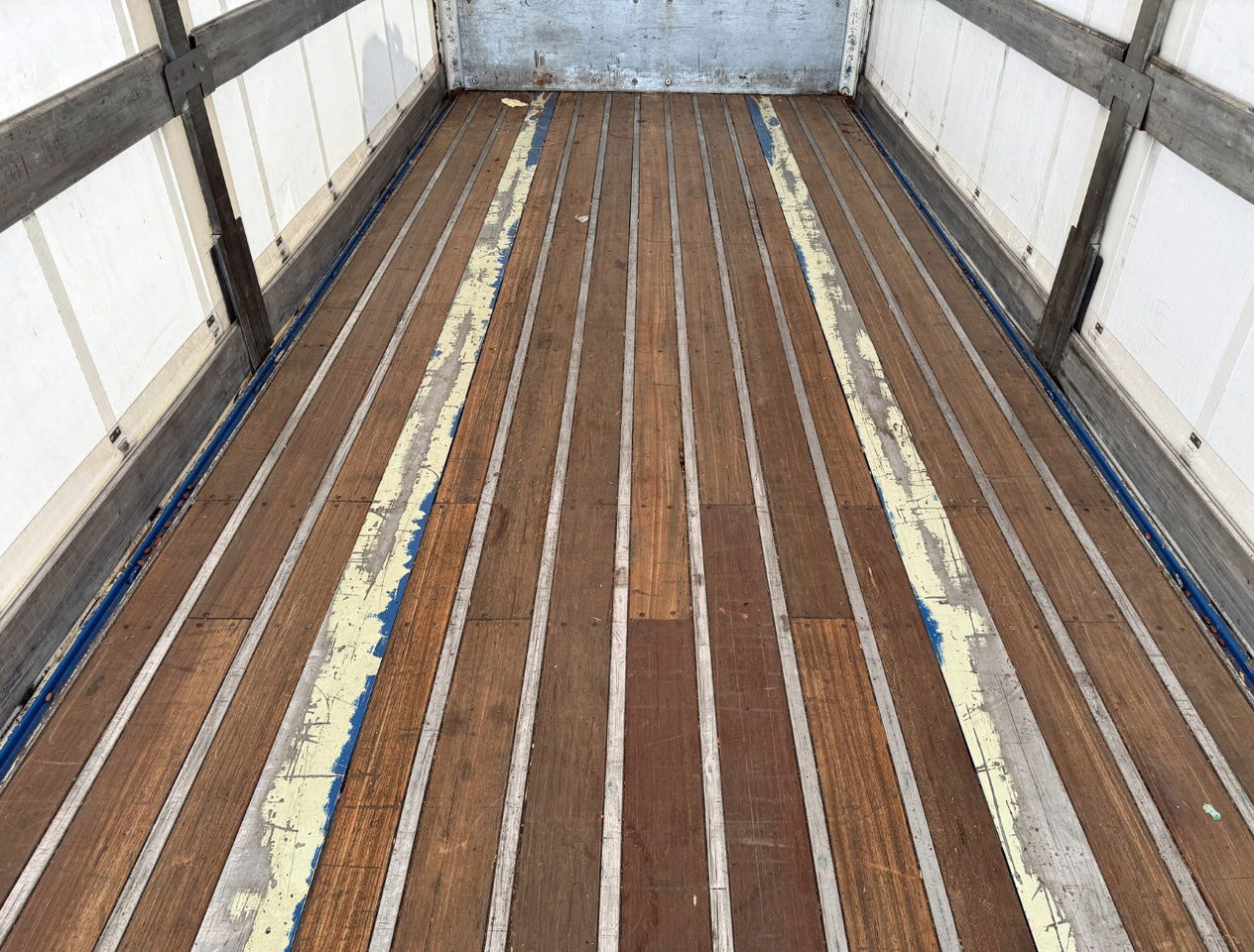 Ponyvás félpótkocsi Renders 3 Axle Disc Brakes Lift Axle Nice Chassis Wooden Floor Sliding Roof: 11 kép.
