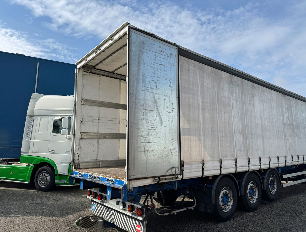 Ponyvás félpótkocsi Renders 3 Axle Disc Brakes Lift Axle Nice Chassis Wooden Floor Sliding Roof: 18 kép.