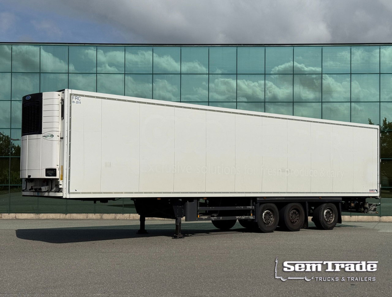 Schmitz Cargobull 3-AS Stuuras Carrier Vector 1550 Gegalvaniseerd Chassis Nieuwe APK Zeer Goede Banden TOP Staat NL Trailer - Félpótkocsi hűtős: 1 kép. Schmitz Cargobull 3-AS Stuuras Carrier Vector 1550 Gegalvaniseerd Chassis Nieuwe APK Zeer Goede Banden TOP Staat NL Trailer - Félpótkocsi hűtős: 1 kép.