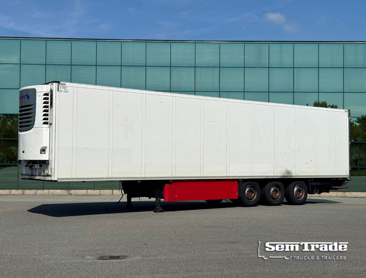 Schmitz Cargobull SCBS3B 270 CM High Flower Wide Liftaxle Tail Lift NL Trailer 6 - Félpótkocsi hűtős: 1 kép. Schmitz Cargobull SCBS3B 270 CM High Flower Wide Liftaxle Tail Lift NL Trailer 6 - Félpótkocsi hűtős: 1 kép.