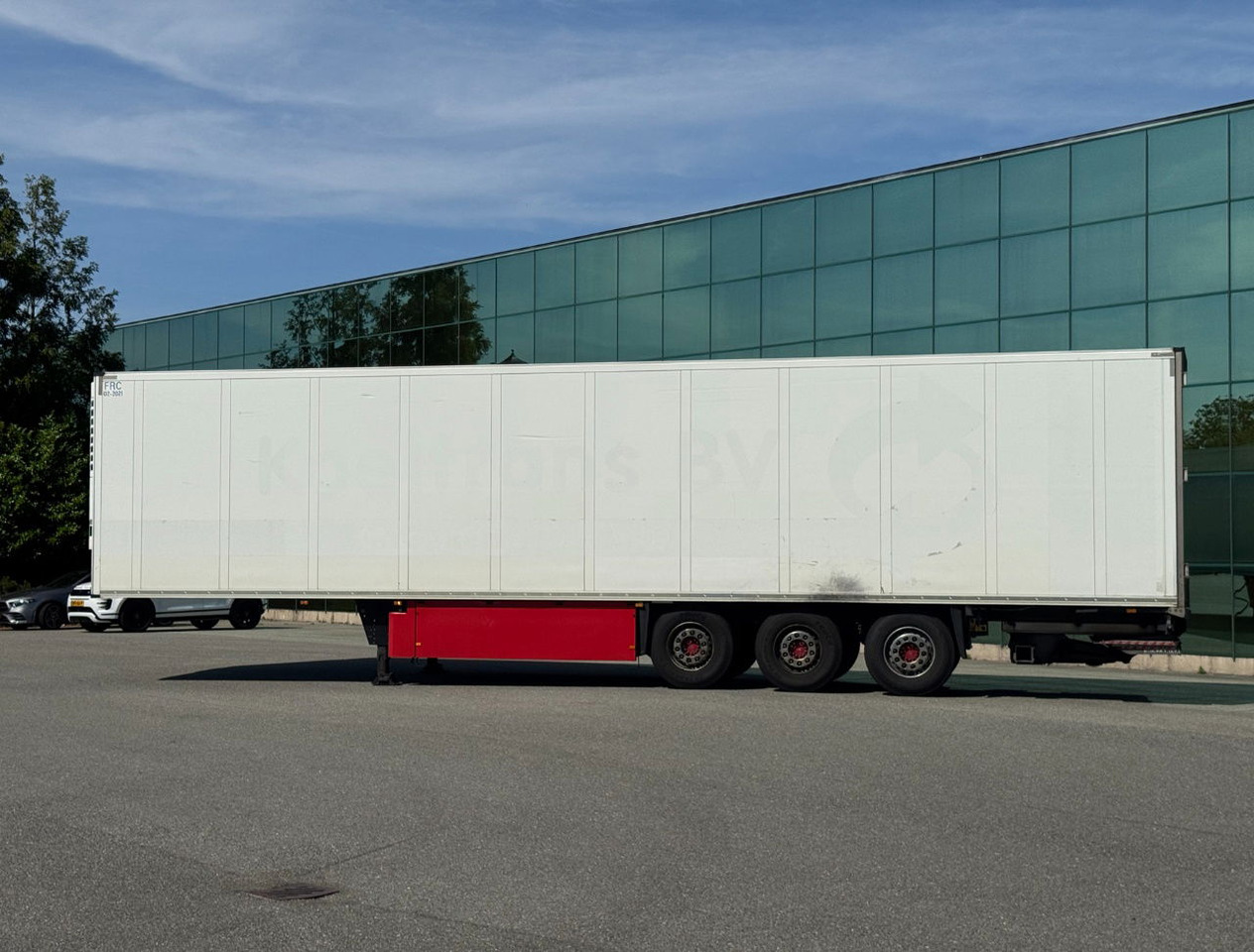 Schmitz Cargobull SCBS3B 270 CM High Flower Wide Liftaxle Tail Lift NL Trailer 6 - Félpótkocsi hűtős: 2 kép. Schmitz Cargobull SCBS3B 270 CM High Flower Wide Liftaxle Tail Lift NL Trailer 6 - Félpótkocsi hűtős: 2 kép.