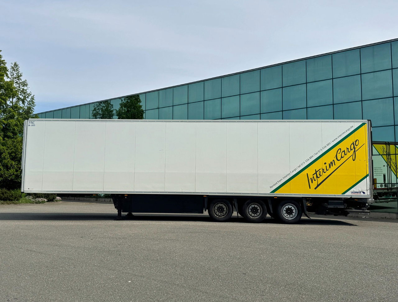 Schmitz Cargobull SCBS3B 275 CM High 250 Wide Tail Lift Carrier Vector 1550 Dopp - Félpótkocsi hűtős: 2 kép. Schmitz Cargobull SCBS3B 275 CM High 250 Wide Tail Lift Carrier Vector 1550 Dopp - Félpótkocsi hűtős: 2 kép.