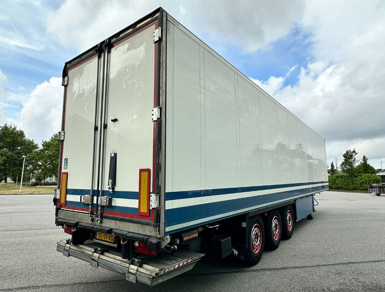 Schmitz Cargobull SCBS3B Carrier Vector 1550 Only 3367 Engine Hours Flowerwide 270 CM High Inside Lift Axle Tail Lift - Félpótkocsi hűtős: 4 kép. Schmitz Cargobull SCBS3B Carrier Vector 1550 Only 3367 Engine Hours Flowerwide 270 CM High Inside Lift Axle Tail Lift - Félpótkocsi hűtős: 4 kép.