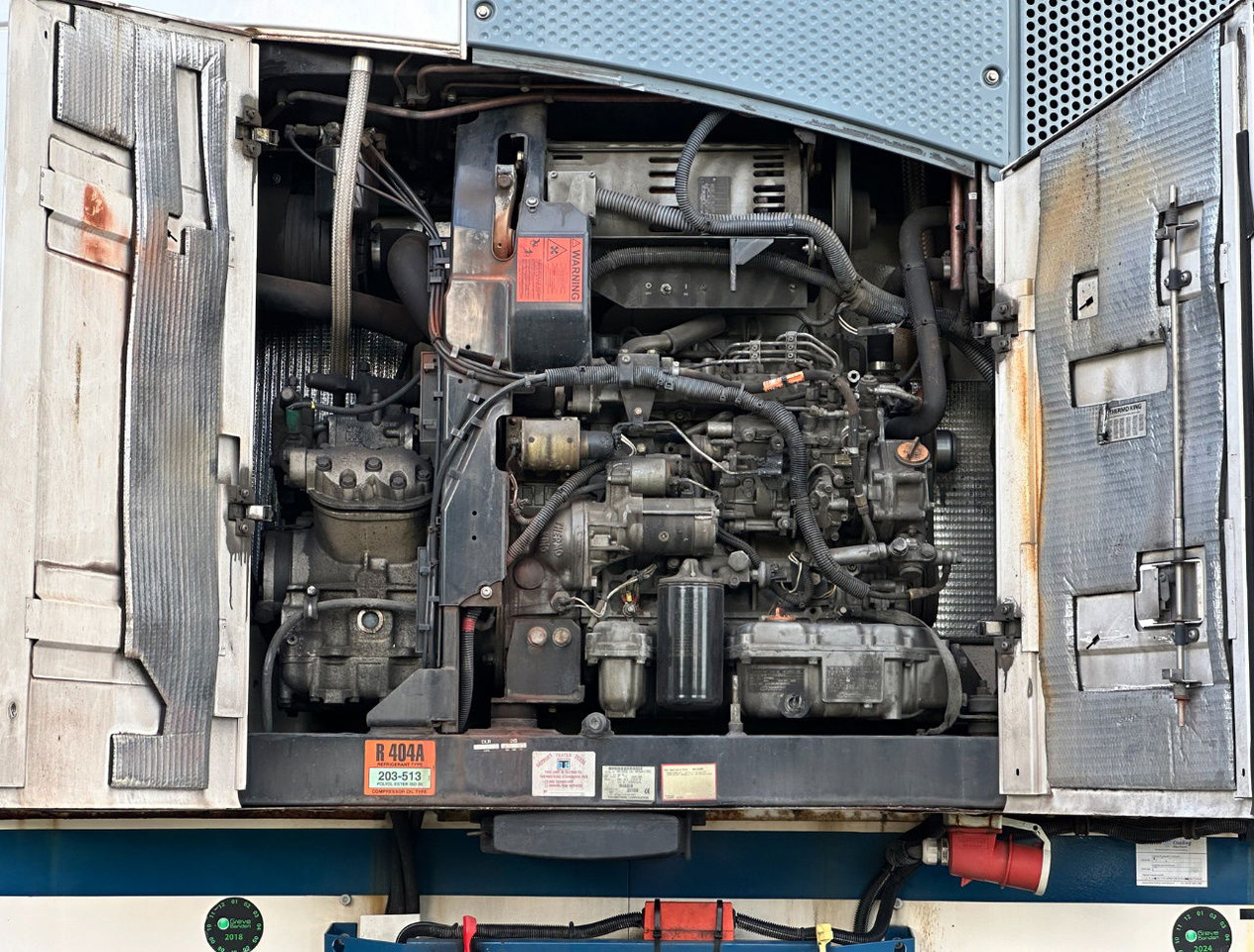 Félpótkocsi hűtős Schmitz Cargobull SKO 24 Thermo King SLX 200 Only 3645 Engine Hours 2X Lift Axle Flowerwide 270 CM High Inside Tail Lift NL-Trailer: 8 kép. Félpótkocsi hűtős Schmitz Cargobull SKO 24 Thermo King SLX 200 Only 3645 Engine Hours 2X Lift Axle Flowerwide 270 CM High Inside Tail Lift NL-Trailer: 8 kép.