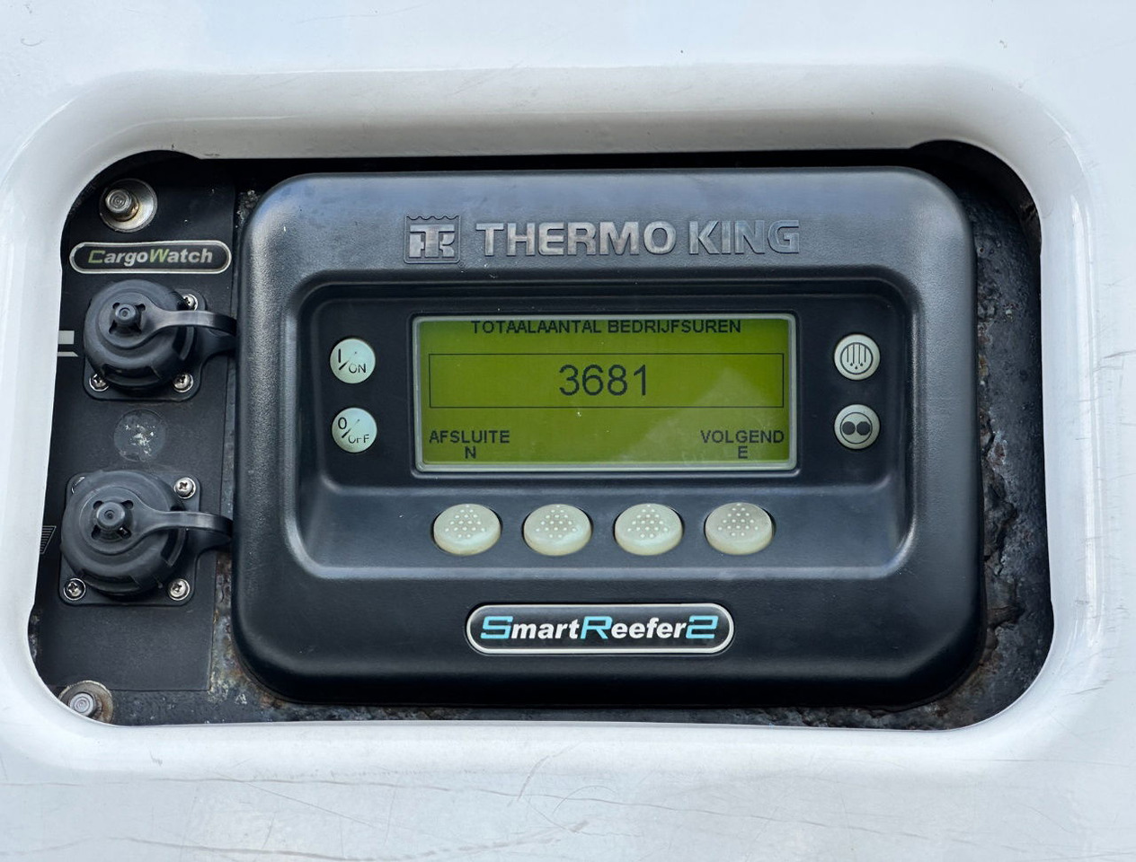 Félpótkocsi hűtős Schmitz Cargobull SKO 24 Thermo King SLX 200 Only 3645 Engine Hours 2X Lift Axle Flowerwide 270 CM High Inside Tail Lift NL-Trailer: 9 kép. Félpótkocsi hűtős Schmitz Cargobull SKO 24 Thermo King SLX 200 Only 3645 Engine Hours 2X Lift Axle Flowerwide 270 CM High Inside Tail Lift NL-Trailer: 9 kép.