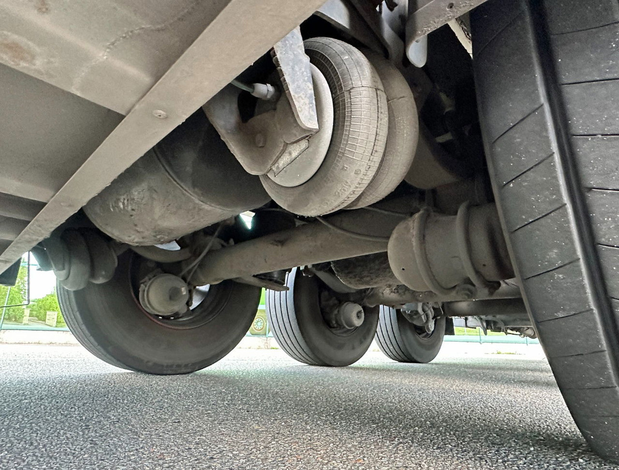 Félpótkocsi hűtős Schmitz Cargobull SKO 24 Thermo King SLX 200 Only 3645 Engine Hours 2X Lift Axle Flowerwide 270 CM High Inside Tail Lift NL-Trailer: 16 kép. Félpótkocsi hűtős Schmitz Cargobull SKO 24 Thermo King SLX 200 Only 3645 Engine Hours 2X Lift Axle Flowerwide 270 CM High Inside Tail Lift NL-Trailer: 16 kép.