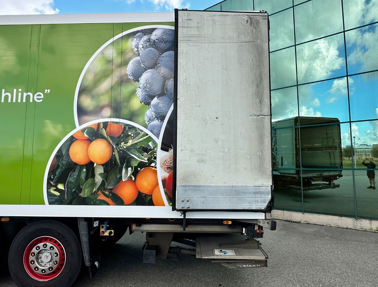 Félpótkocsi hűtős Schmitz Cargobull SKO 24 Thermo King SLX 200 Only 3645 Engine Hours 2X Lift Axle Flowerwide 270 CM High Inside Tail Lift NL-Trailer: 15 kép. Félpótkocsi hűtős Schmitz Cargobull SKO 24 Thermo King SLX 200 Only 3645 Engine Hours 2X Lift Axle Flowerwide 270 CM High Inside Tail Lift NL-Trailer: 15 kép.