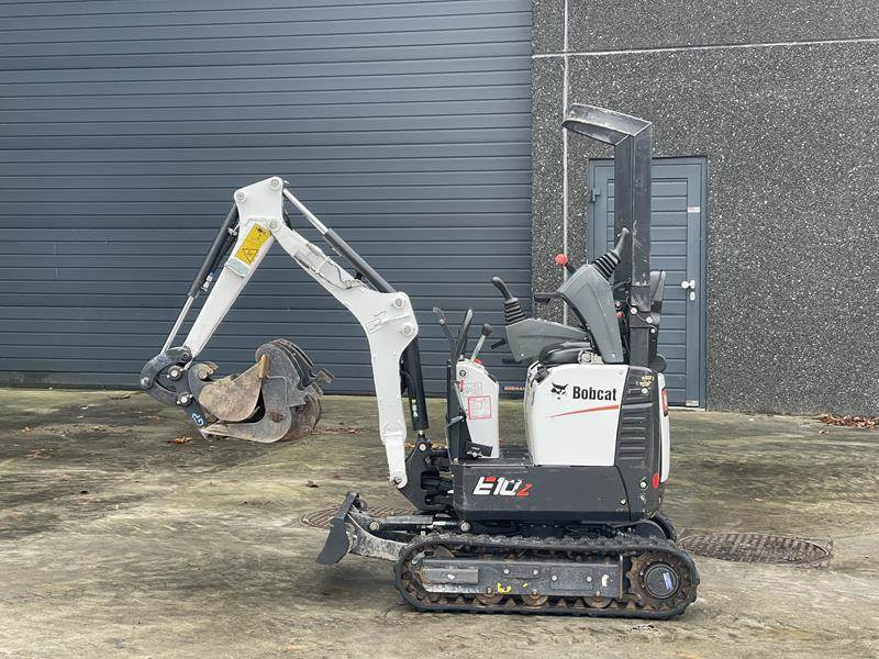 Bobcat E 10 Z - Minikotró: 2 kép. Bobcat E 10 Z - Minikotró: 2 kép.