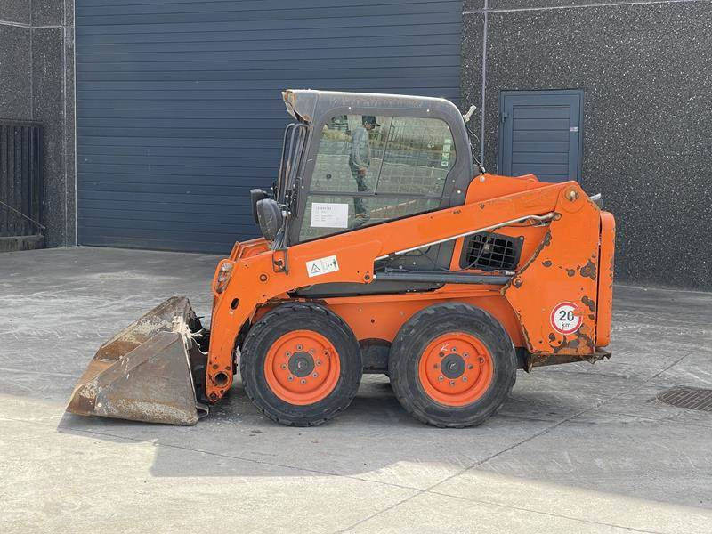 Bobcat S 450 - Gumikerekes homlokrakodó: 3 kép. Bobcat S 450 - Gumikerekes homlokrakodó: 3 kép.