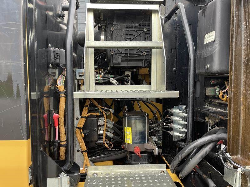 Cat M 314 F - Gumikerekes kotró: 4 kép. Cat M 314 F - Gumikerekes kotró: 4 kép.