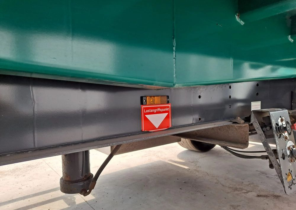 Kempf Wywrot do przewozu zrebek i drzewa przyczepa - Rönkszállító pótkocsi: 1 kép. Kempf Wywrot do przewozu zrebek i drzewa przyczepa - Rönkszállító pótkocsi: 1 kép.