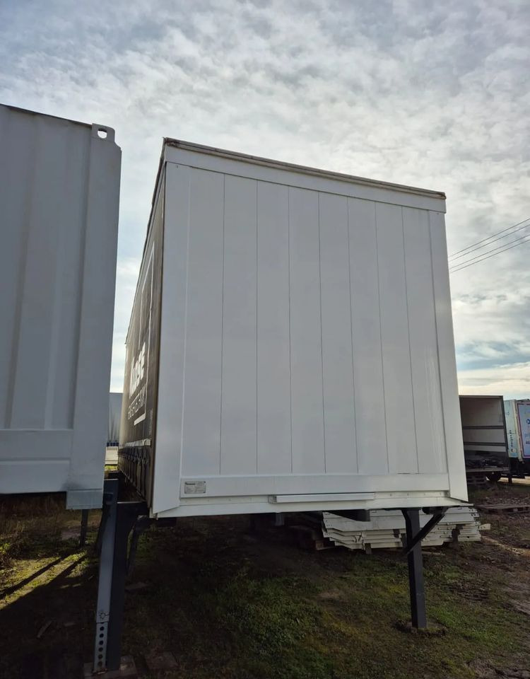 Krone - Ponyvás felépítmény: 3 kép. Krone - Ponyvás felépítmény: 3 kép.