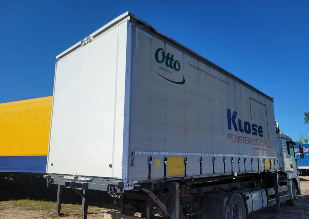 Krone - Ponyvás felépítmény: 1 kép. Krone - Ponyvás felépítmény: 1 kép.