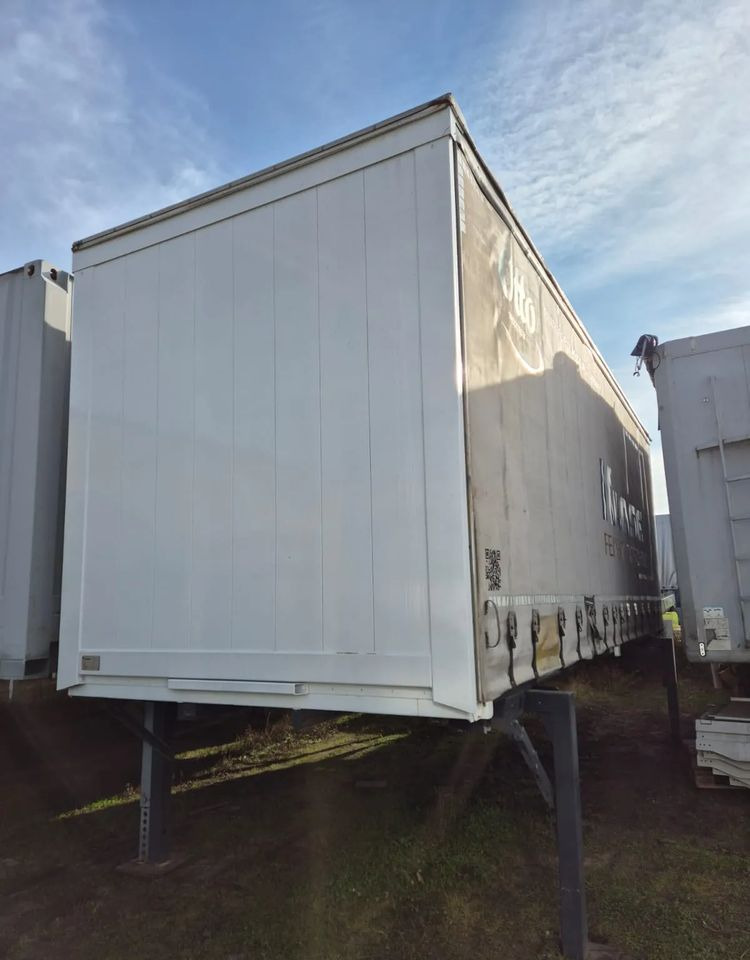 Krone - Ponyvás felépítmény: 5 kép. Krone - Ponyvás felépítmény: 5 kép.