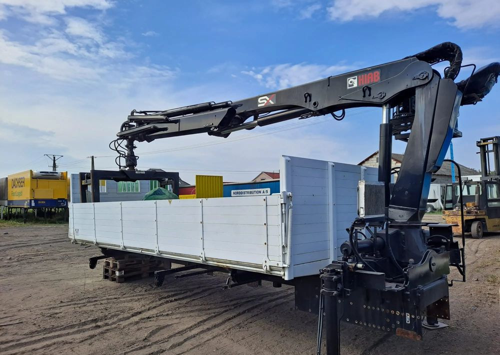 Mercedes-Benz Urządzenie dźwigowe HIAB XS122 - Billenőplatós teherautó: 2 kép. Mercedes-Benz Urządzenie dźwigowe HIAB XS122 - Billenőplatós teherautó: 2 kép.