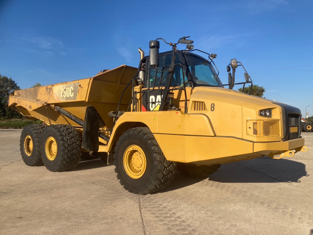 CATERPILLAR 730C - Csuklós dömper: 4 kép. CATERPILLAR 730C - Csuklós dömper: 4 kép.
