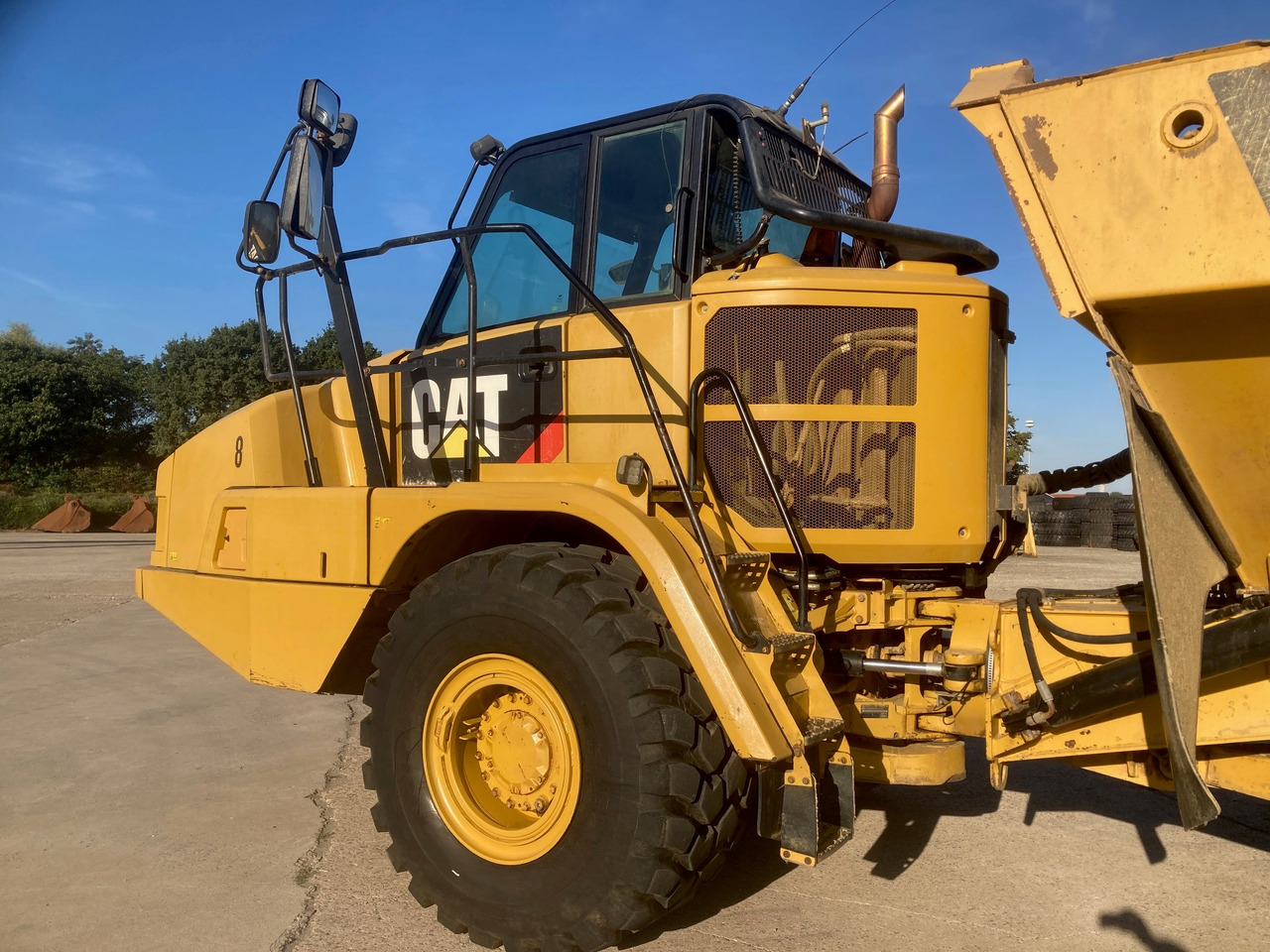 CATERPILLAR 730C - Csuklós dömper: 2 kép. CATERPILLAR 730C - Csuklós dömper: 2 kép.
