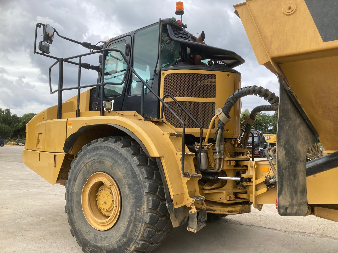 CATERPILLAR 745 - Csuklós dömper: 2 kép. CATERPILLAR 745 - Csuklós dömper: 2 kép.