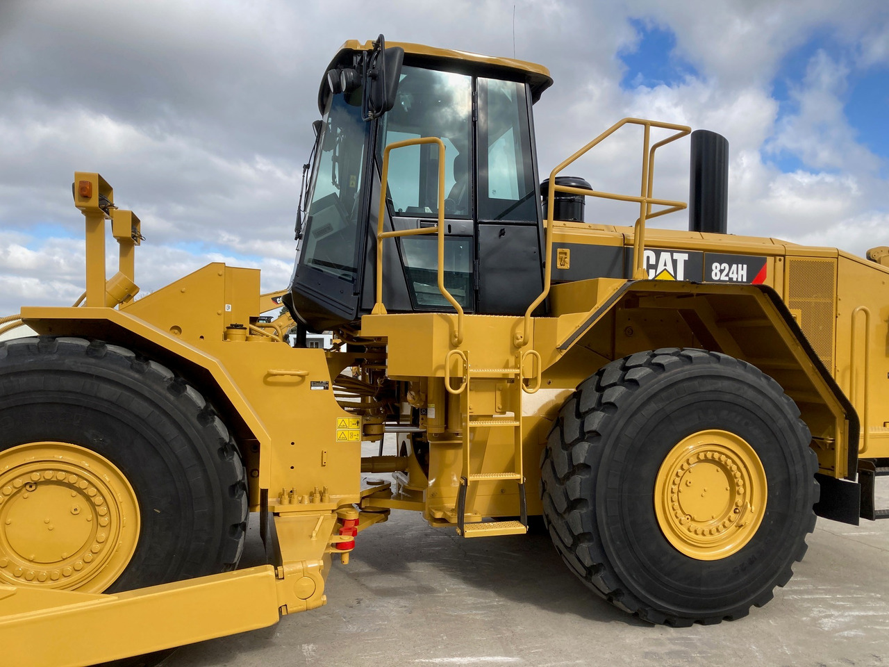 CATERPILLAR 824H - Buldózer: 2 kép. CATERPILLAR 824H - Buldózer: 2 kép.