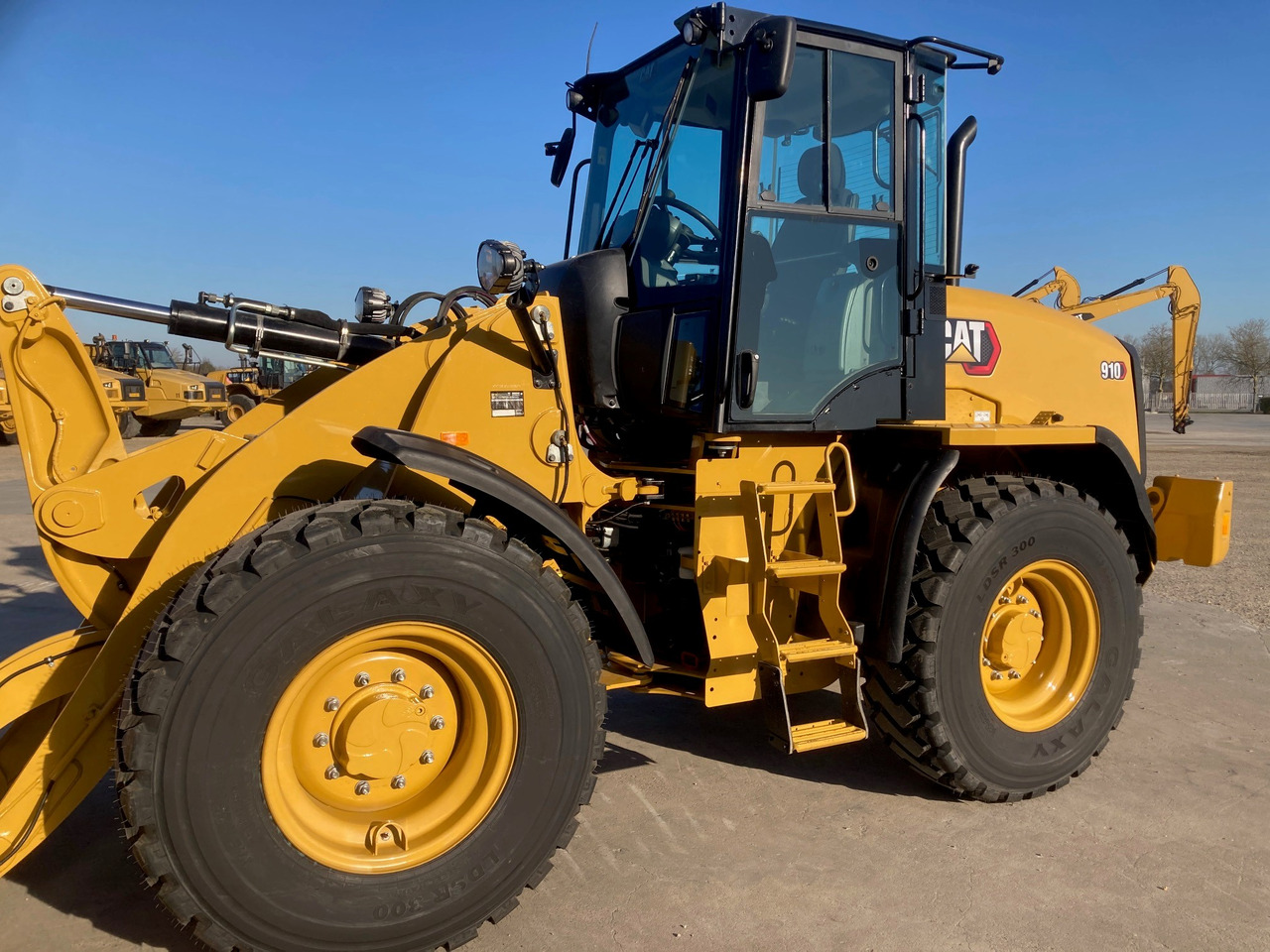 CATERPILLAR 910 - Gumikerekes homlokrakodó: 2 kép. CATERPILLAR 910 - Gumikerekes homlokrakodó: 2 kép.