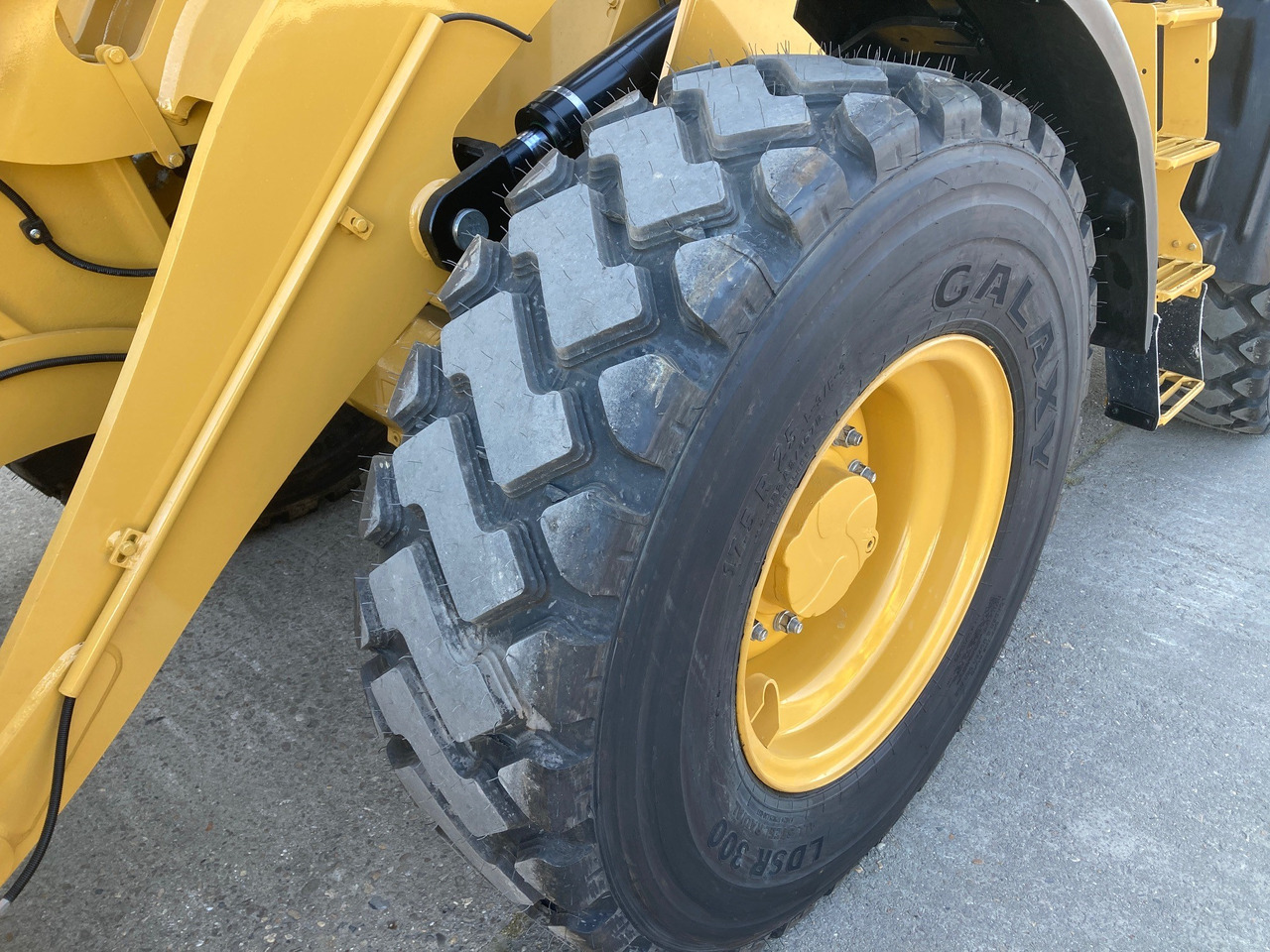 Gumikerekes homlokrakodó CATERPILLAR 910: 10 kép.