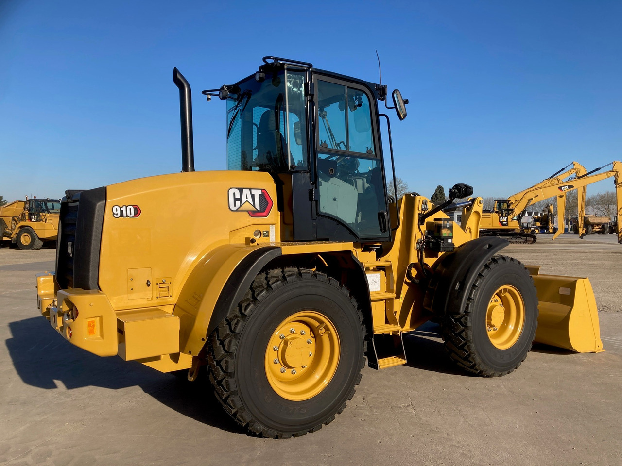 Gumikerekes homlokrakodó CATERPILLAR 910: 6 kép.