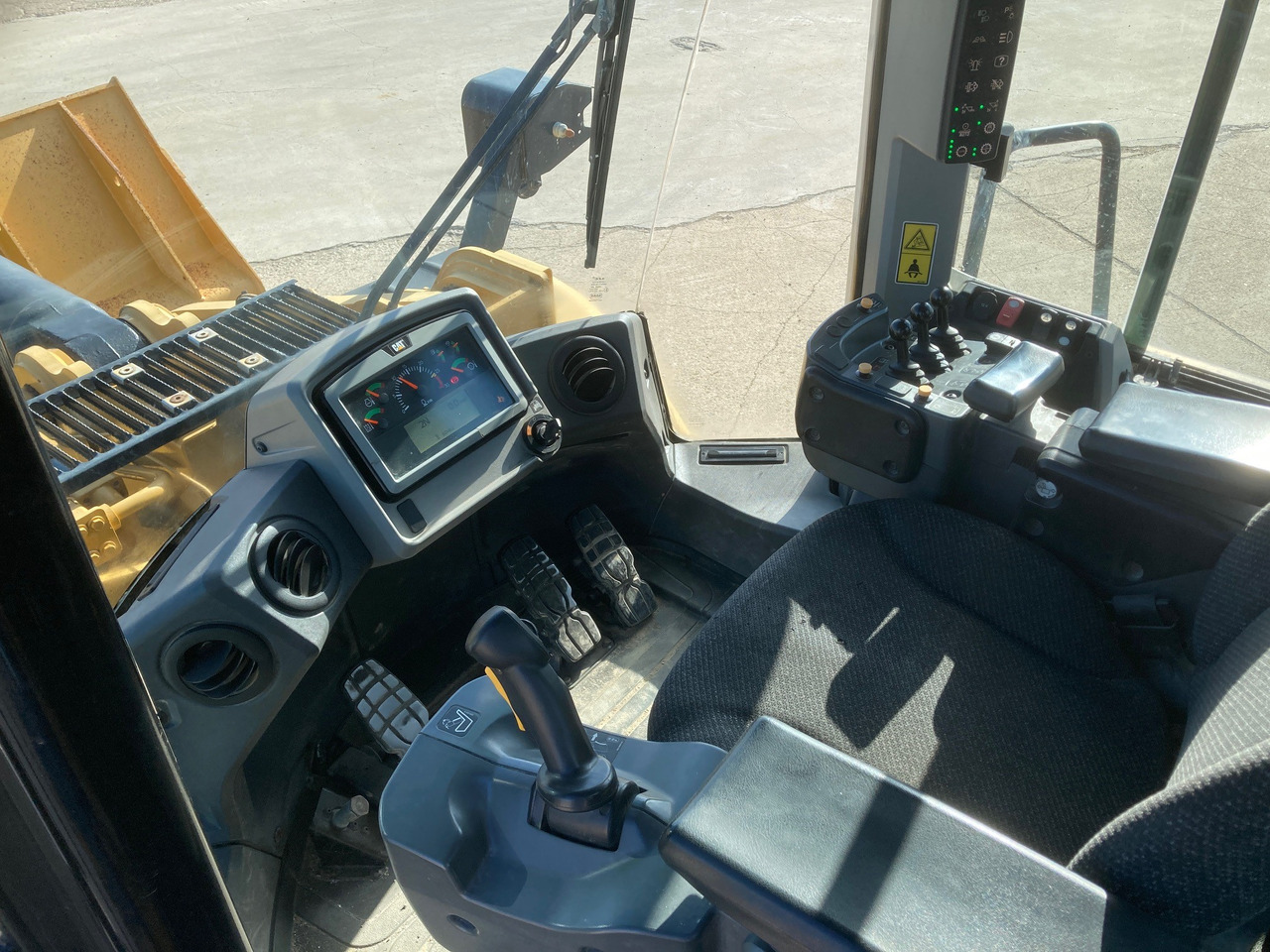 Gumikerekes homlokrakodó CATERPILLAR 966M: 10 kép.