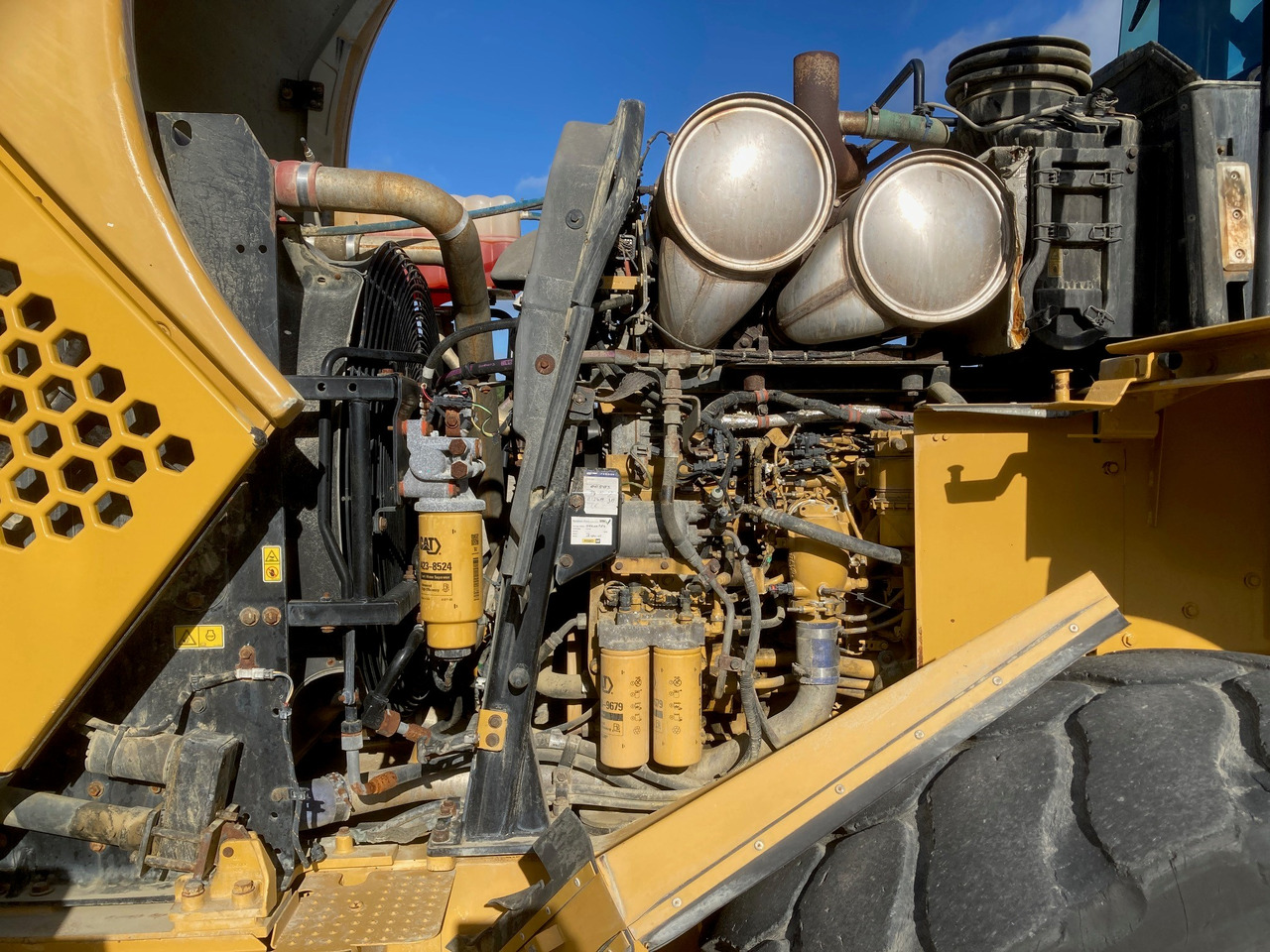 Gumikerekes homlokrakodó CATERPILLAR 966M: 9 kép.