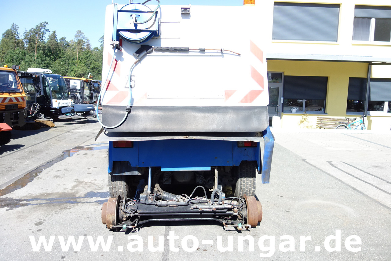 BUCHER CityCat CC5000 Schienenreiniger Kehrmaschine RailRoad Zweiweg - Utcaseprő gép: 4 kép. BUCHER CityCat CC5000 Schienenreiniger Kehrmaschine RailRoad Zweiweg - Utcaseprő gép: 4 kép.